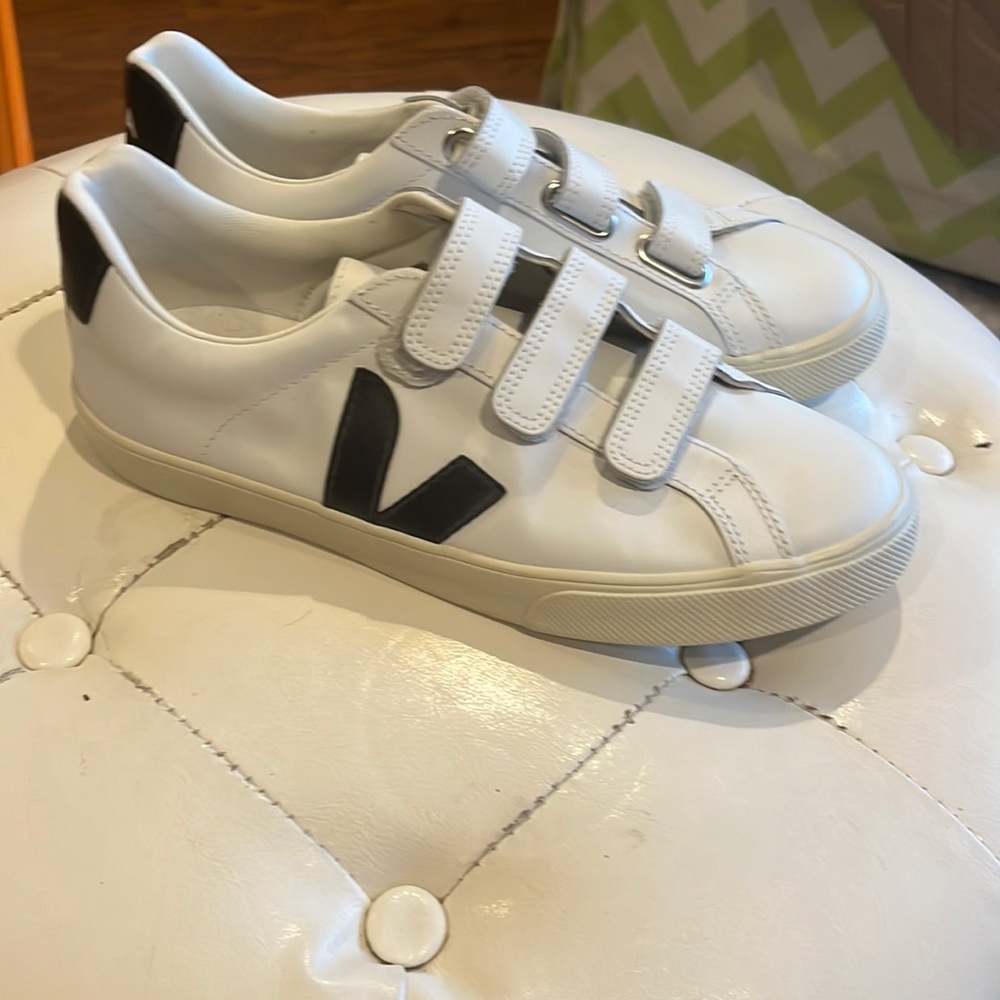Women’s Veja sneakers. Like new . Size EU 38 US 7.  Runs large - more like 7.5